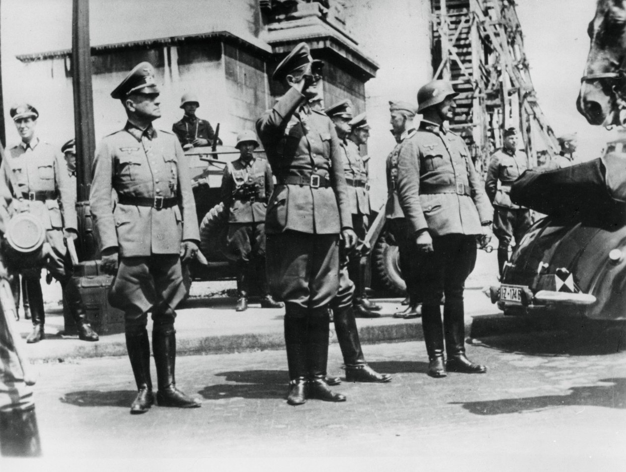 Generał von Bock pozdrawiający niemieckie wojska paradujące za Łukiem Triumfalnym, Paryż, 14 czerwca 1940 r autorstwa Unbekannt