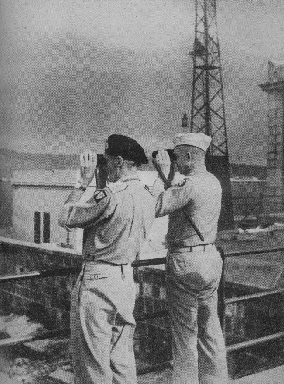 Generałowie Montgomery i Eisenhower widok z balkonu w Mesynie we Włoszech, 1943-44 autorstwa Unbekannt