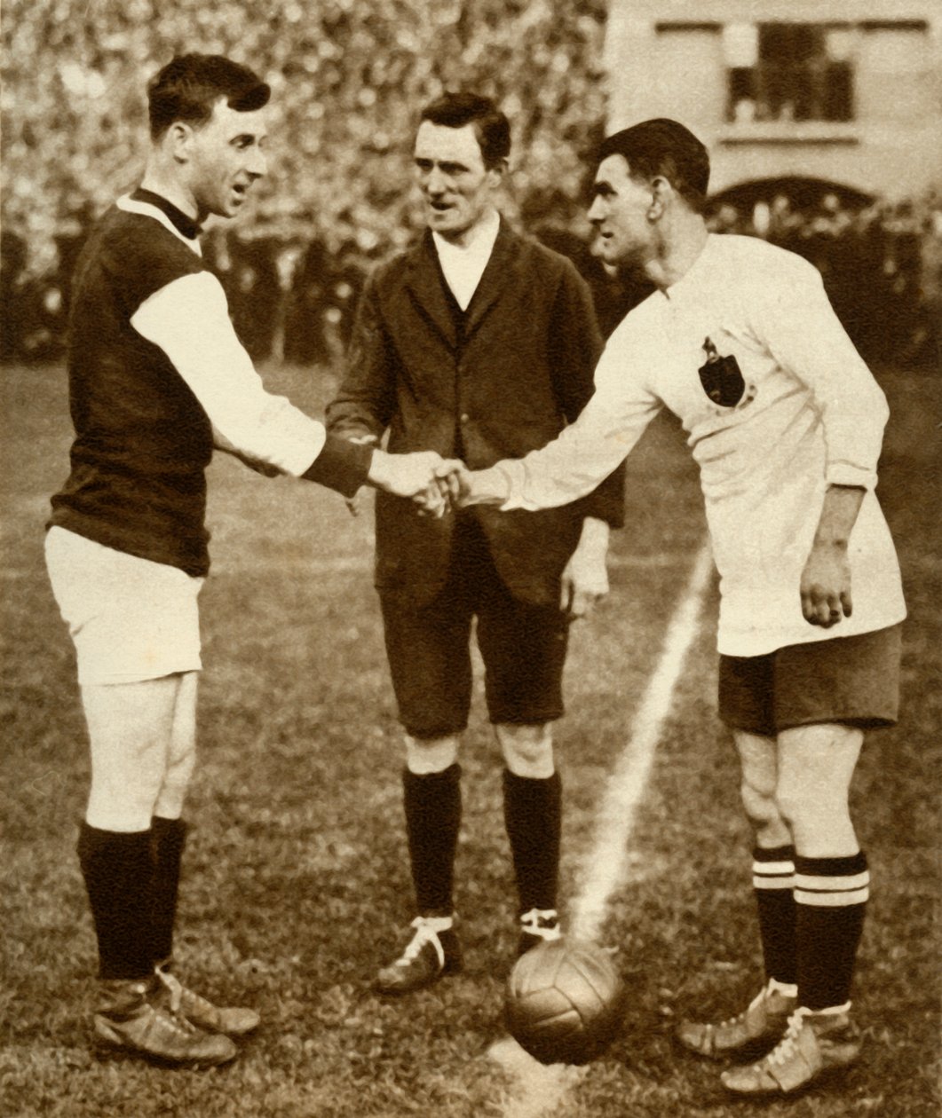 George Kay i Joe Smith przed rozpoczęciem, finał FA Cup, stadion Wembley, Londyn, 1923, 1935. autorstwa Unbekannt