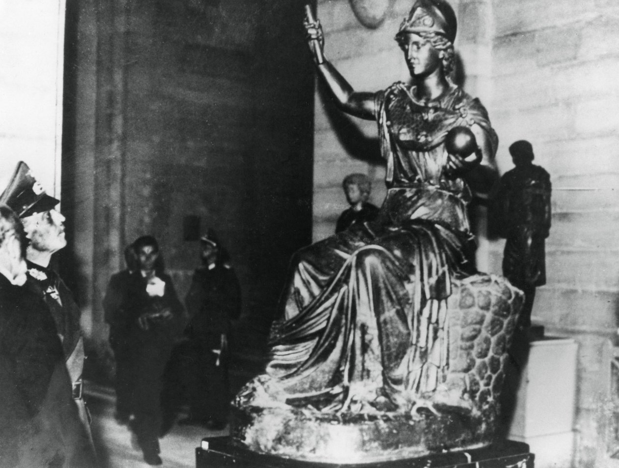 Niemiecki feldmarszałek von Rundstedt z wizytą w Luwrze, okupowany Paryż, październik 1940 autorstwa Unbekannt