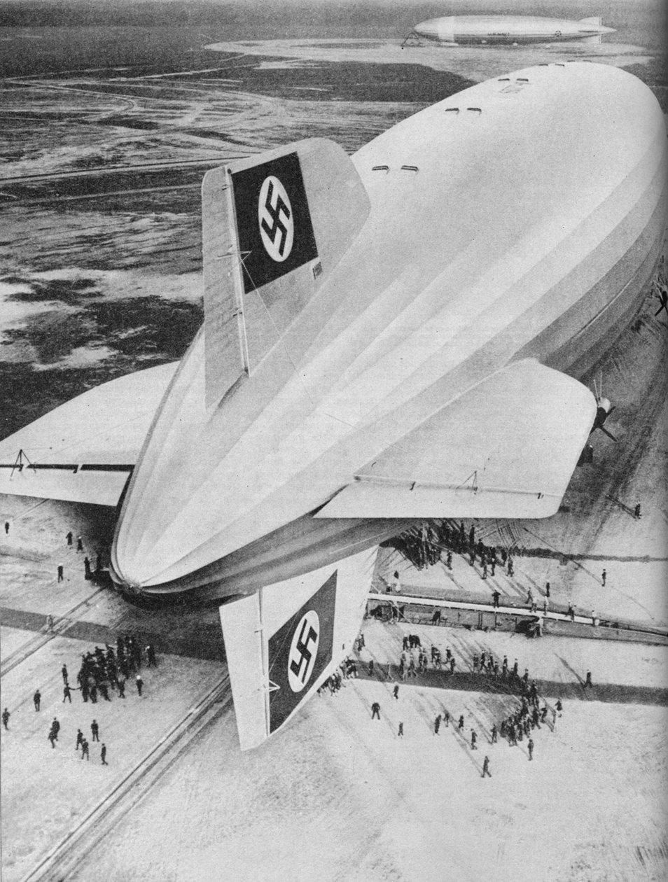 Niemiecki sterowiec Zeppelin Hindenburg zacumowany w Lakehurst, New Jersey, c1936 c1937 autorstwa Unbekannt