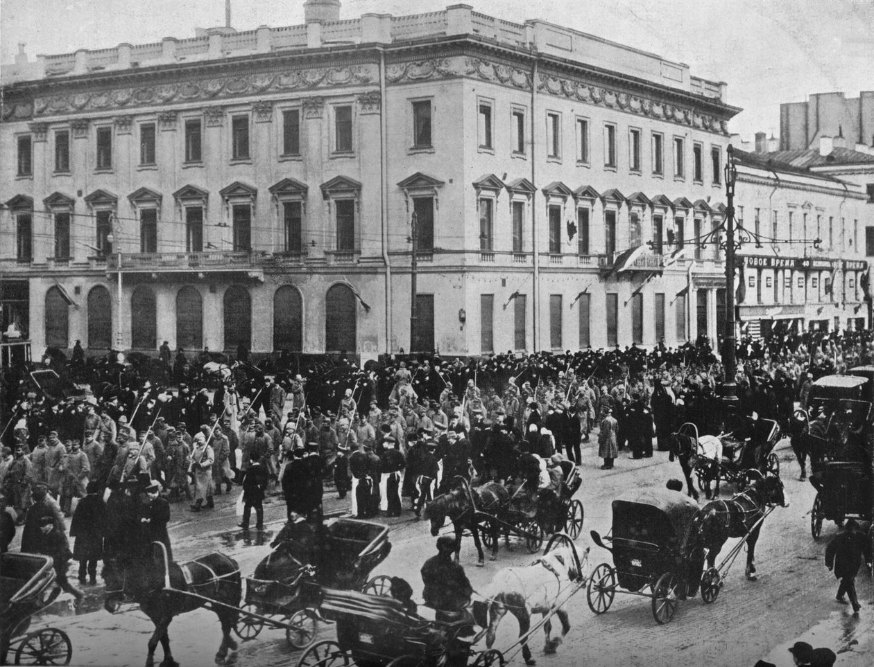 Przemarsz jeńców niemieckich i austriackich ulicami Piotrogrodu, 1915 autorstwa Unbekannt