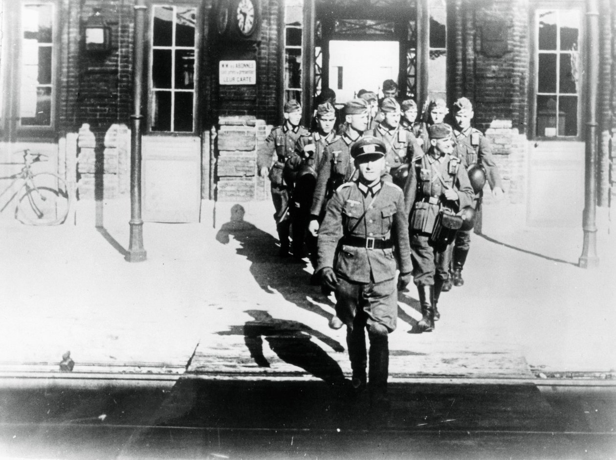 Oficer armii niemieckiej prowadzący swoją firmę na peron stacji kolejowej, Paryż, sierpień 1940 autorstwa Unbekannt