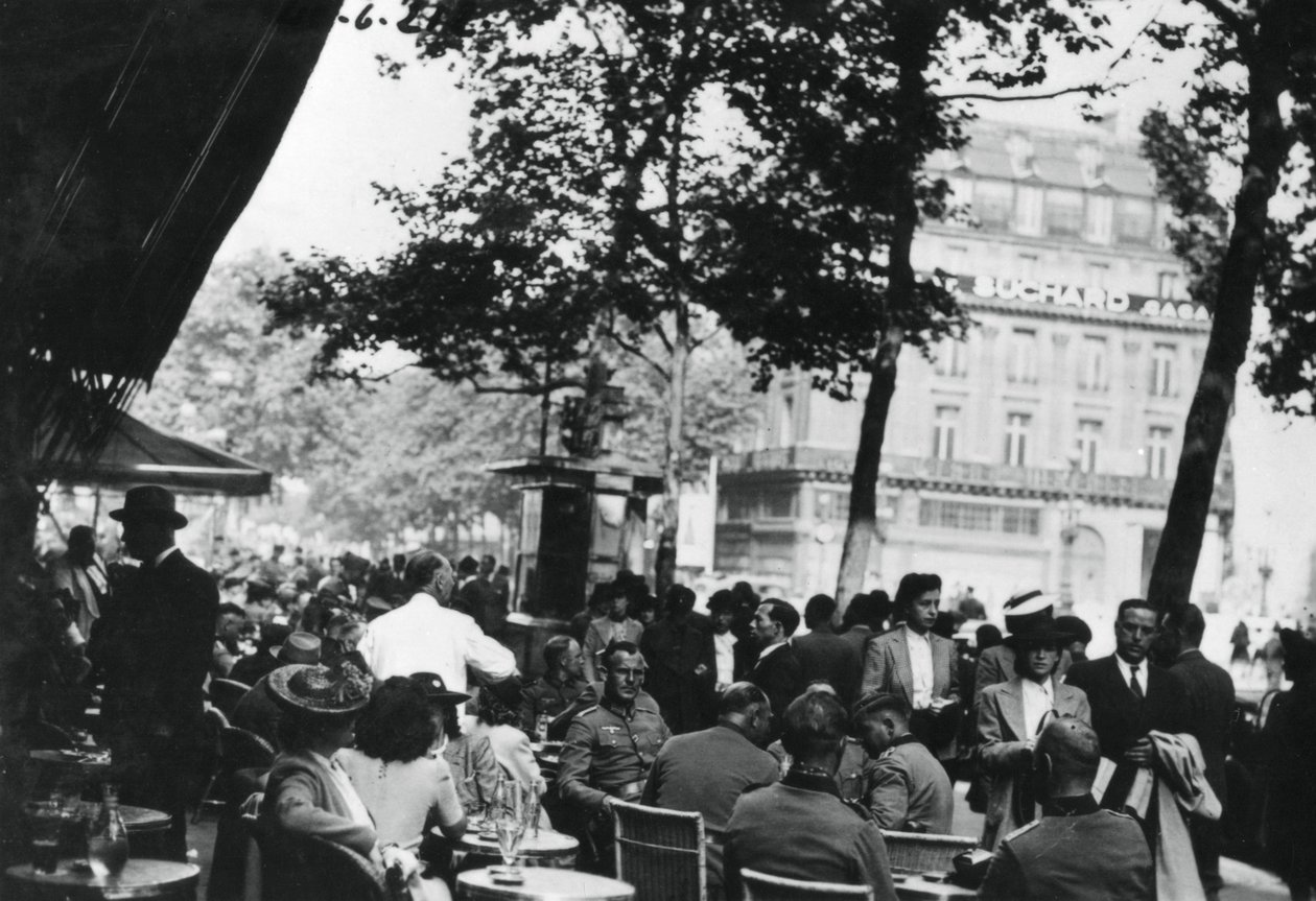 Oficerowie armii niemieckiej odpoczywają przed Cafe de la Paix, Paryż, czerwiec 1940 autorstwa Unbekannt