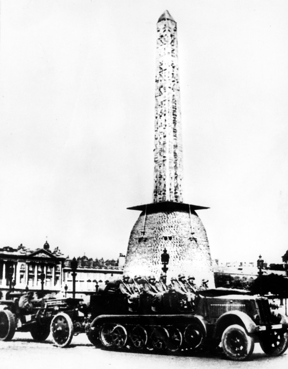 Artyleria niemiecka przejeżdżająca przez Place de la Concorde, Paryż, 1940 autorstwa Unbekannt
