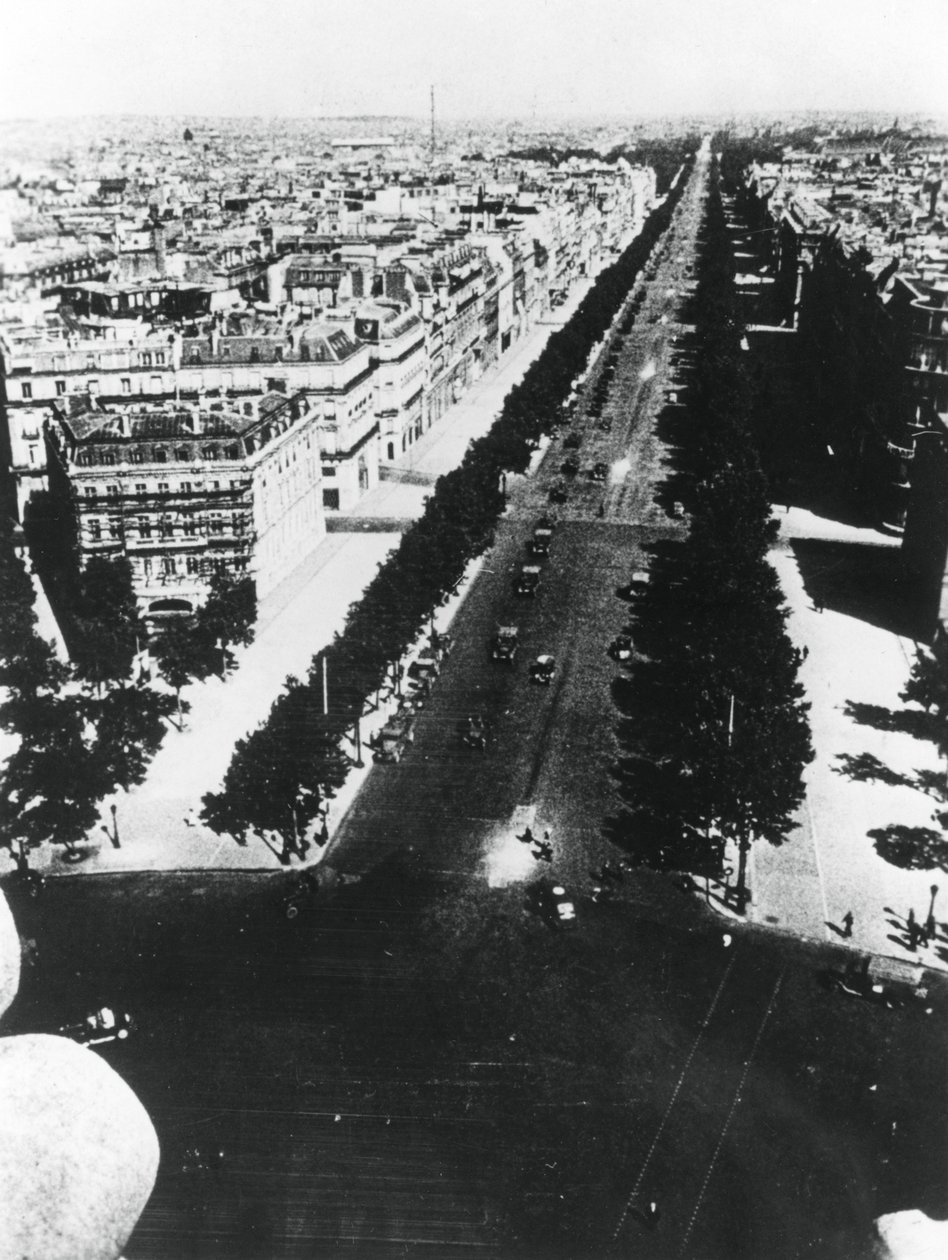 Wojska niemieckie paradujące wzdłuż Pól Elizejskich, Paryż, 14 czerwca 1940 r autorstwa Unbekannt