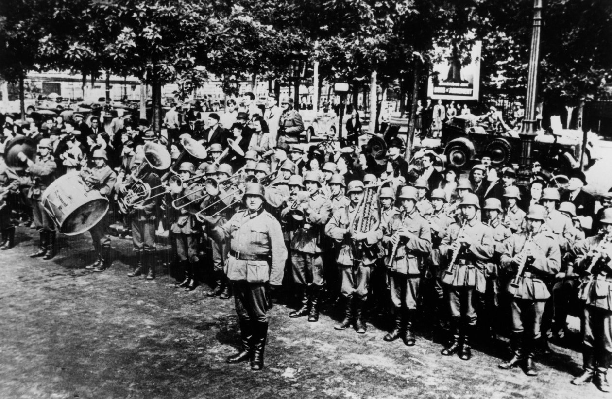 Niemiecka orkiestra wojskowa na paradzie na Place de lEtoile, Paryż, czerwiec 1940 autorstwa Unbekannt