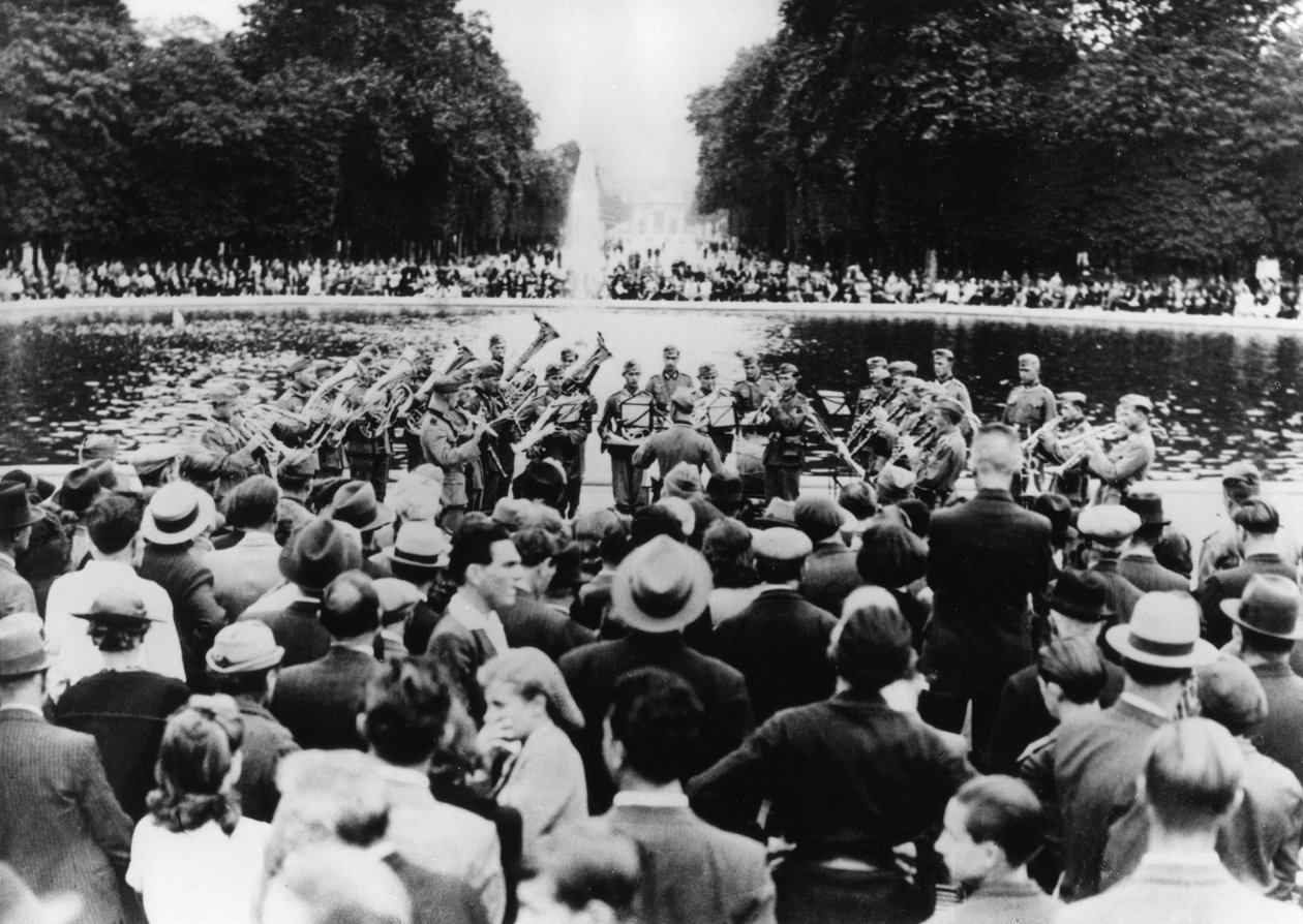 Niemiecki koncert wojskowy w Ogrodzie Tuileries, Paryż, 15 sierpnia 1940 autorstwa Unbekannt