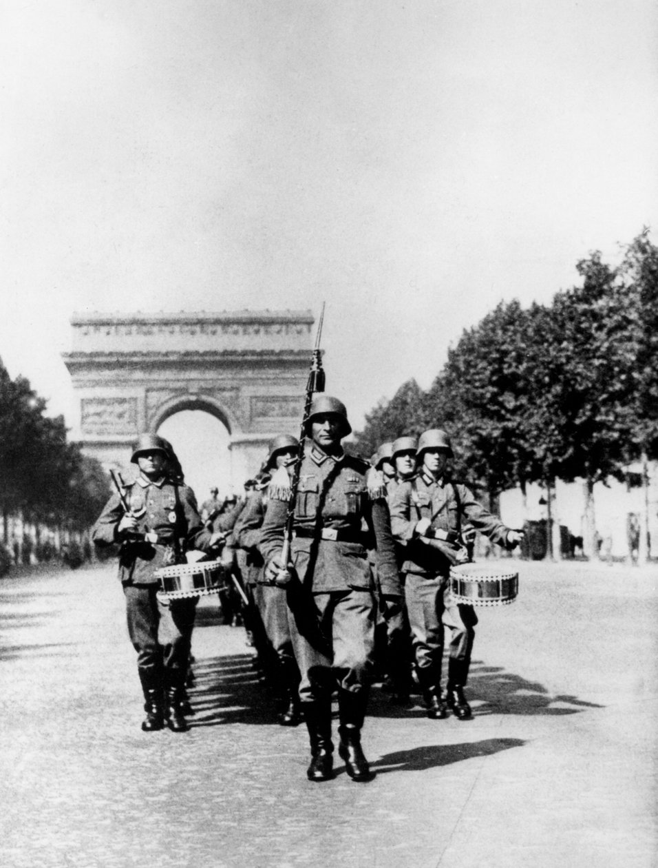 Niemiecka parada wojskowa wzdłuż Pól Elizejskich podczas okupacji, Paryż, 1940-1944 autorstwa Unbekannt