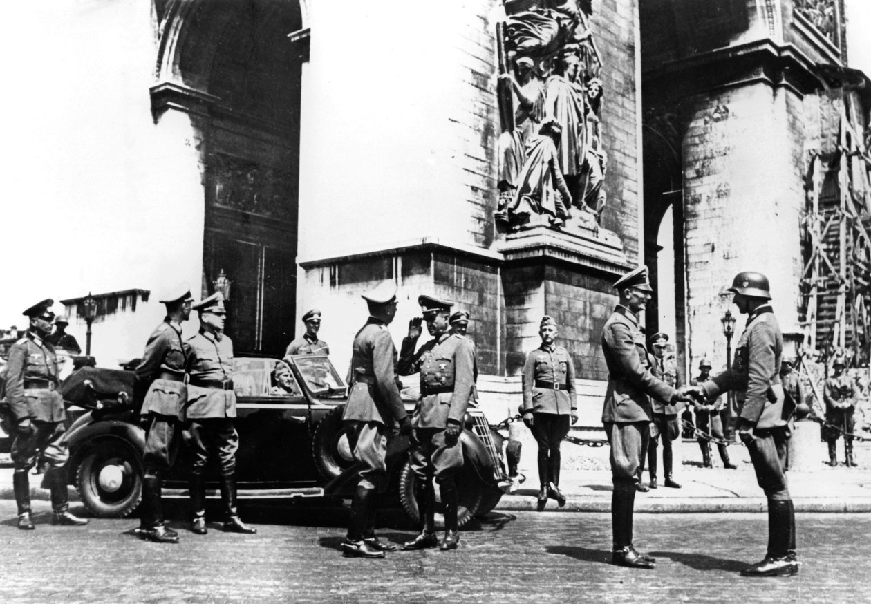 Niemieccy oficerowie pod Łukiem Triumfalnym podczas parady zwycięstwa, Paryż, czerwiec 1940 autorstwa Unbekannt