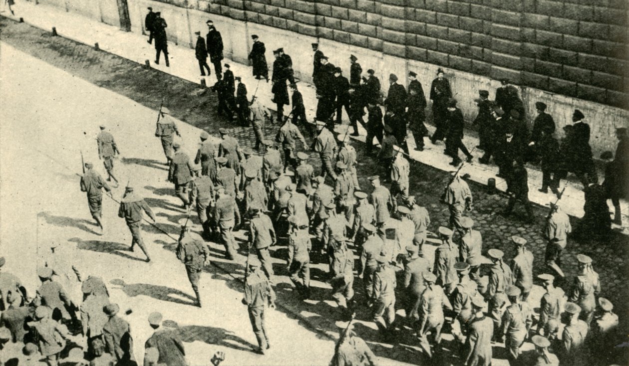 Więźniowie niemieccy z SMS Magdeburg w Piotrogrodzie, Rosja... sierpień 1914, c1920. autorstwa Unbekannt
