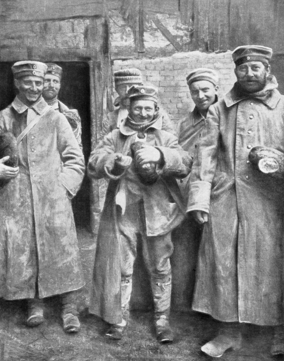 Niemieccy jeńcy wojenni z racją chleba, 1915 autorstwa Unbekannt
