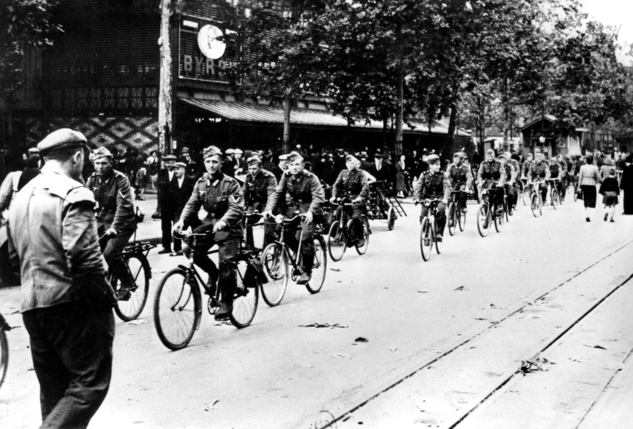 Żołnierz niemiecki na rowerze ulicami Paryża, czerwiec 1940 autorstwa Unbekannt