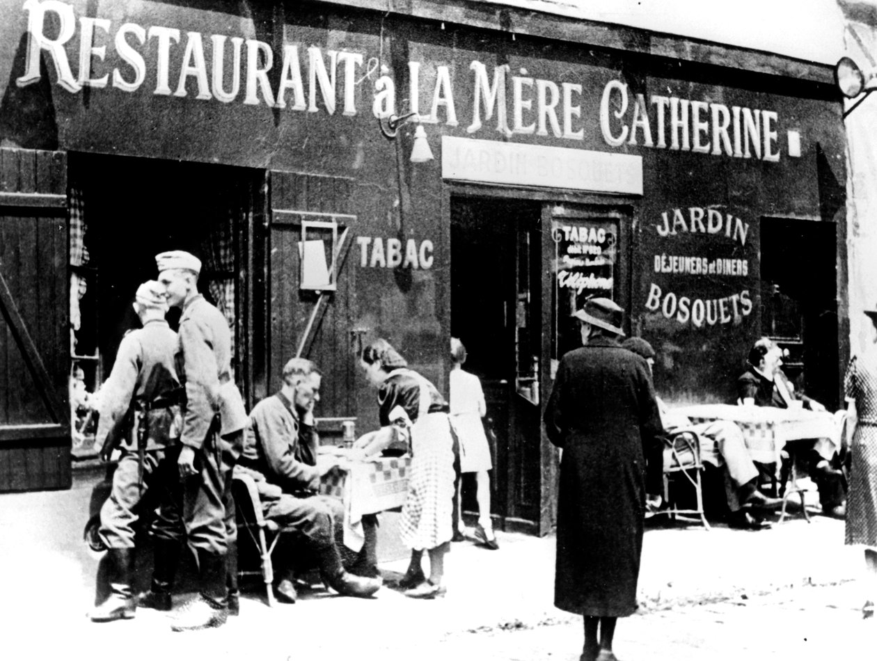 Żołnierze niemieccy w restauracji, okupowany Paryż, czerwiec 1940 autorstwa Unbekannt