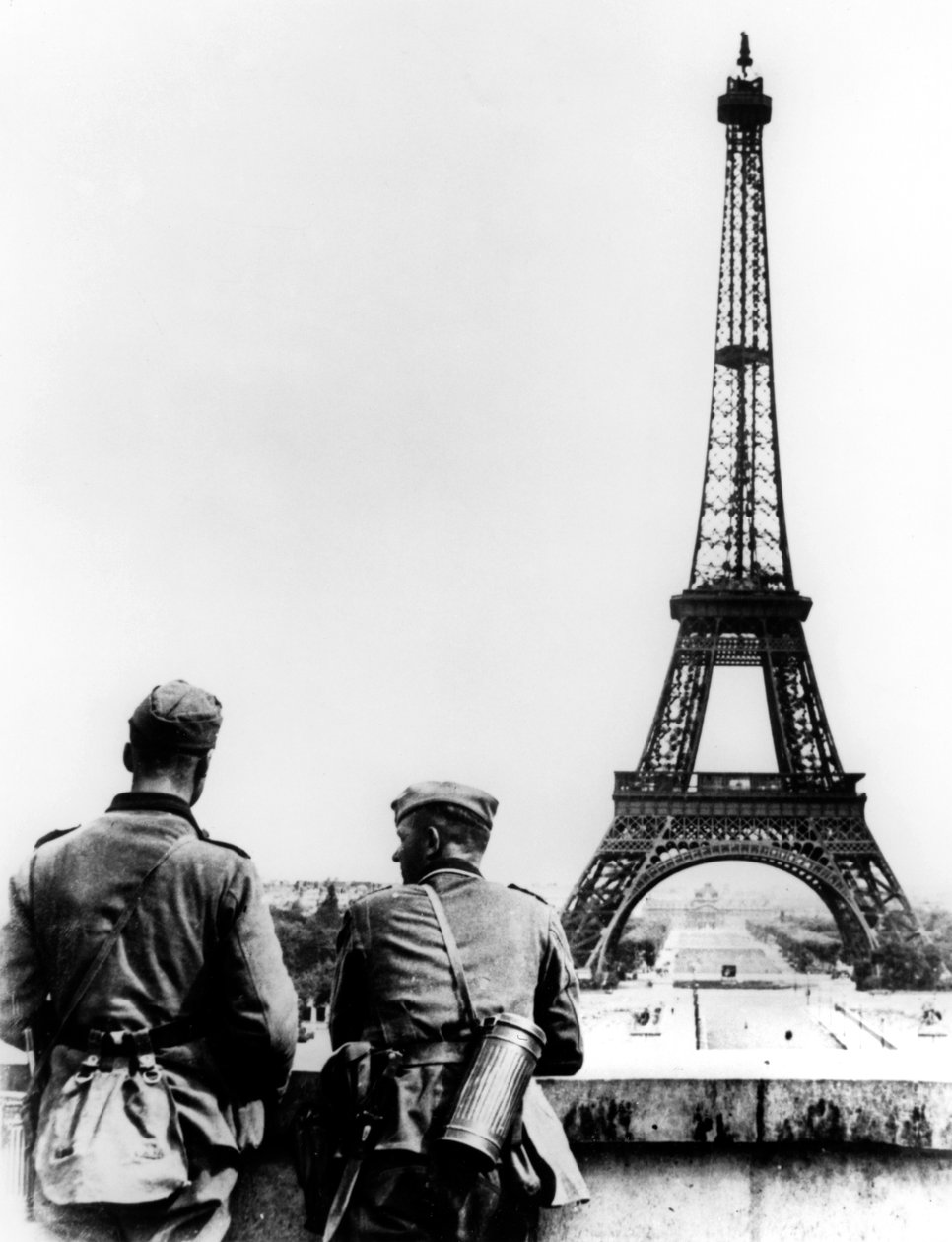 Żołnierze niemieccy pod Wieżą Eiffla, Paryż, czerwiec 1940 autorstwa Unbekannt