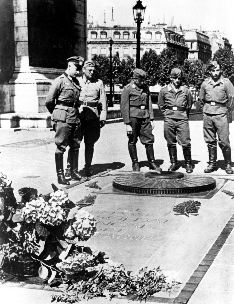 Żołnierze niemieccy przy Grobie Nieznanego Żołnierza pod Łukiem Triumfalnym, Paryż, grudzień 1940 autorstwa Unbekannt