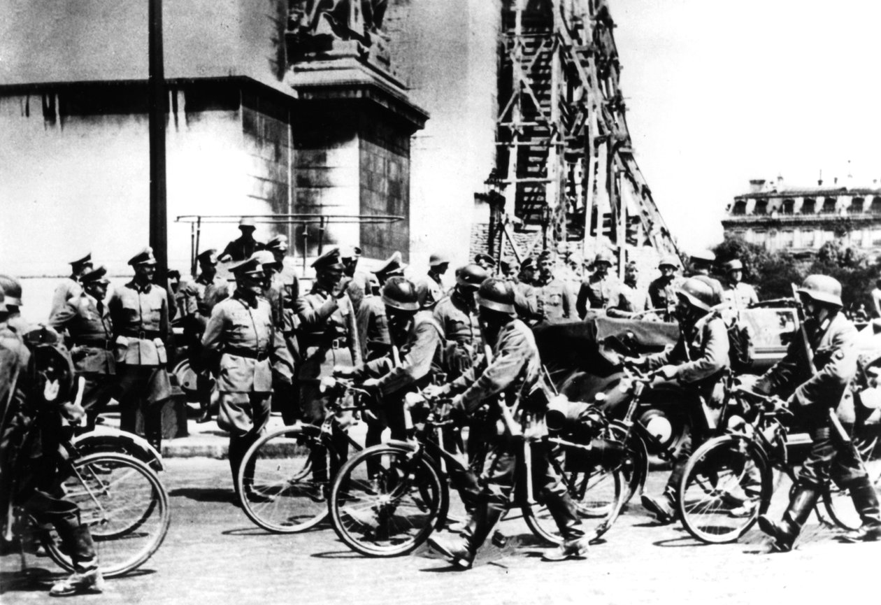 Żołnierze niemieccy maszerujący za Łukiem Triumfalnym, Paryż, 14 czerwca 1940 autorstwa Unbekannt