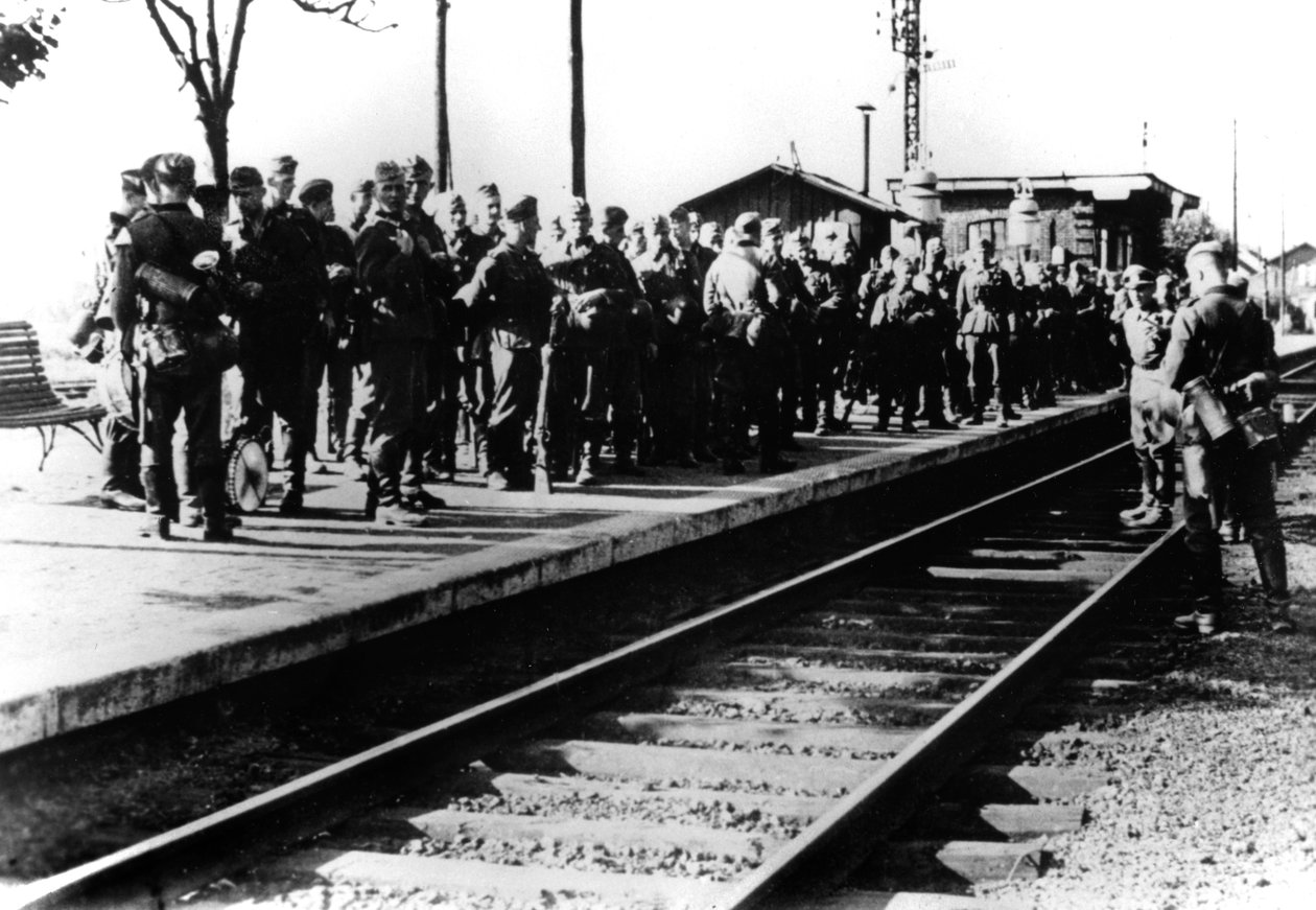 Żołnierze niemieccy na peronie oczekującym na transport, Paryż, sierpień 1940 autorstwa Unbekannt