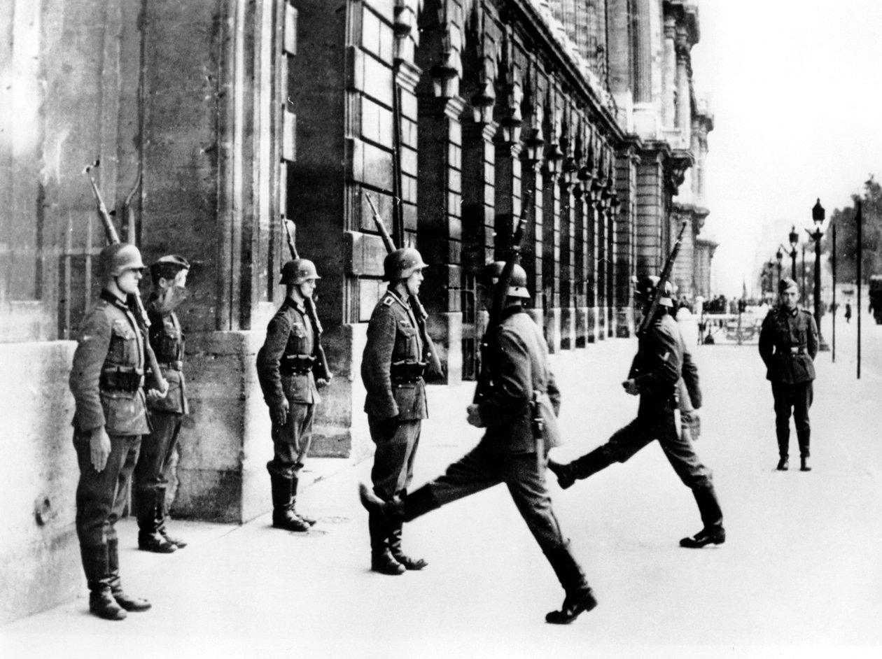 Żołnierze niemieccy na warcie przed Hotelem Crillon, Paryż, 7 października 1940 autorstwa Unbekannt