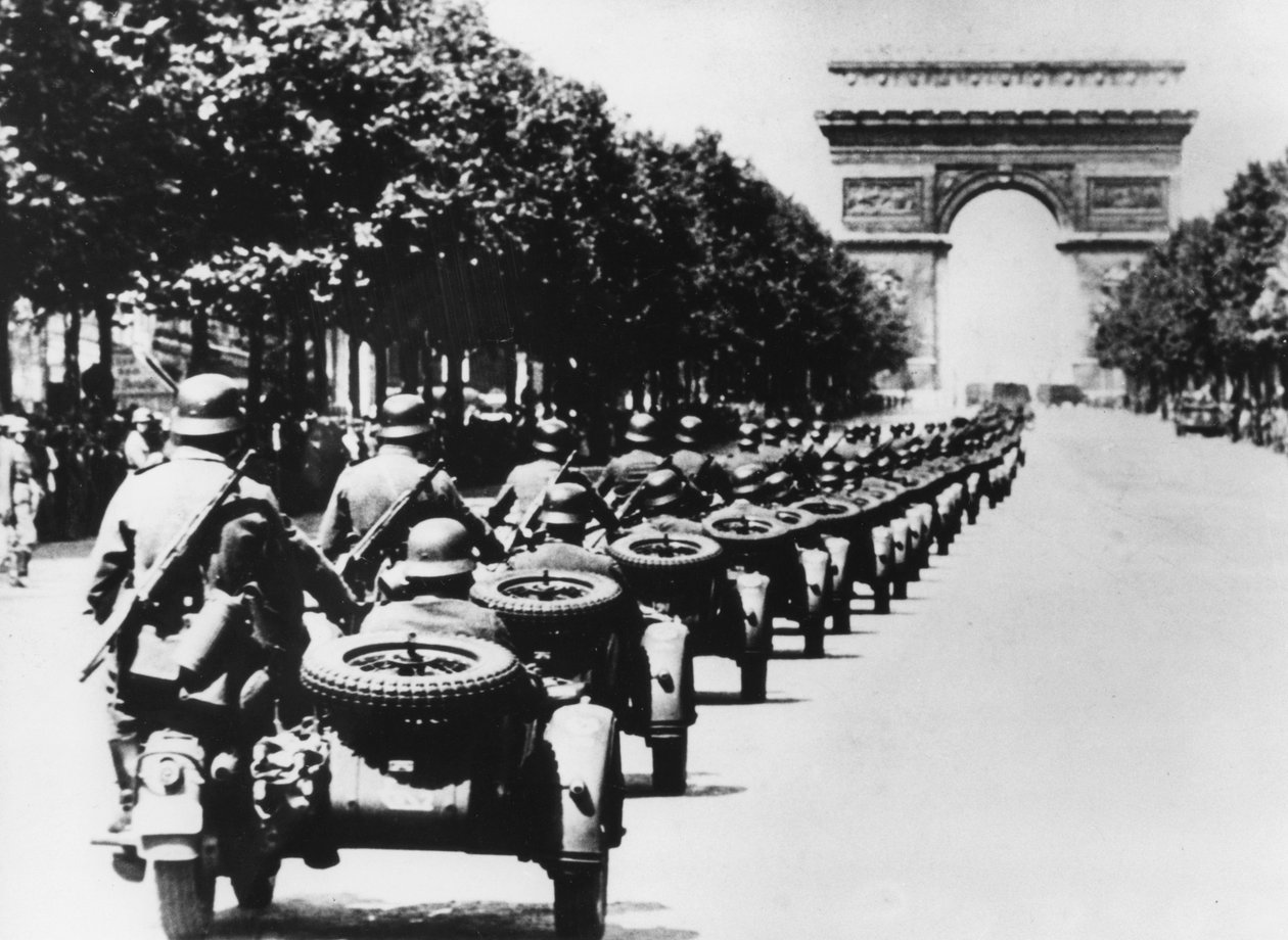 Żołnierze niemieccy na Polach Elizejskich, Paryż, 14 czerwca 1940 autorstwa Unbekannt