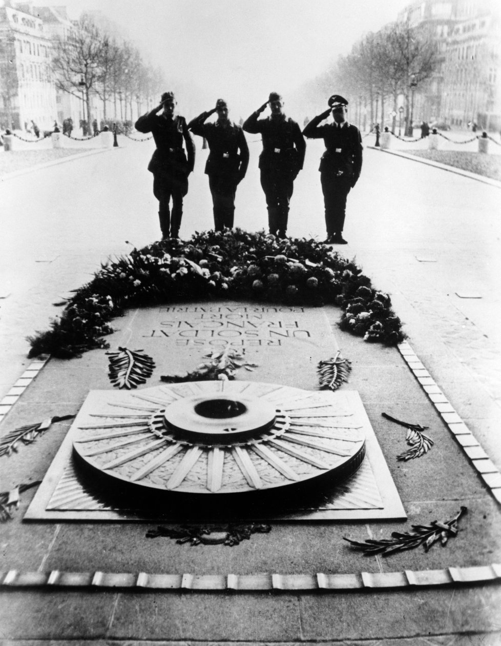 Żołnierze niemieccy pozdrawiają Grób Nieznanego Żołnierza, Paryż, grudzień 1940 autorstwa Unbekannt
