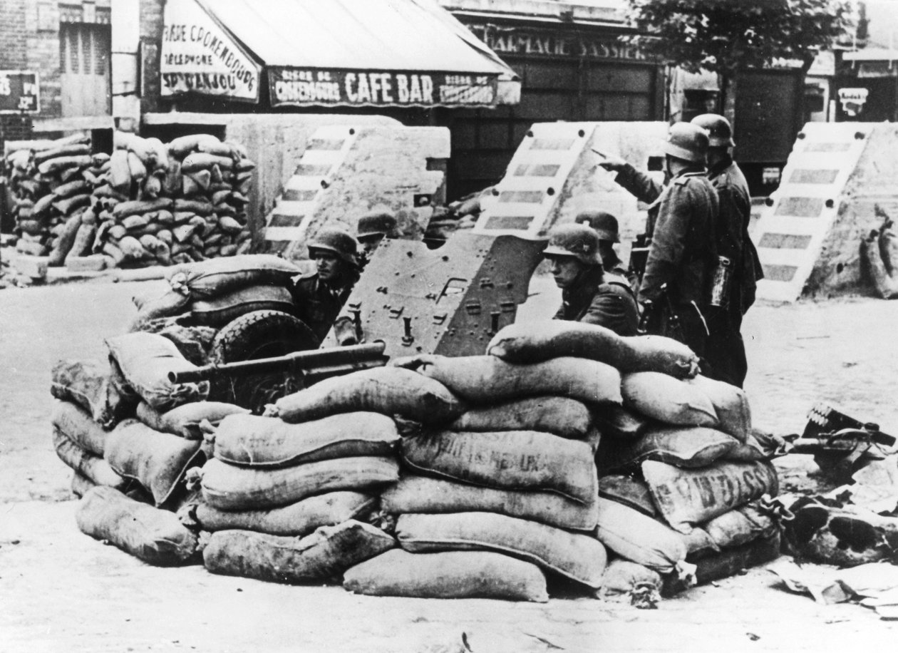 Żołnierze niemieccy ze zdobytą francuską barykadą pod Paryżem, czerwiec 1940 autorstwa Unbekannt