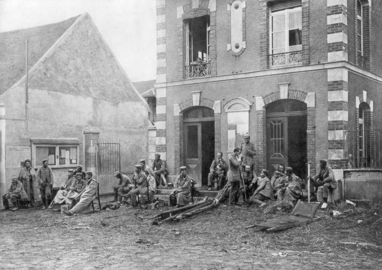 Oddziały niemieckie siedzące na stopniach ratusza Vareddes, Francja, 1914 autorstwa Unbekannt