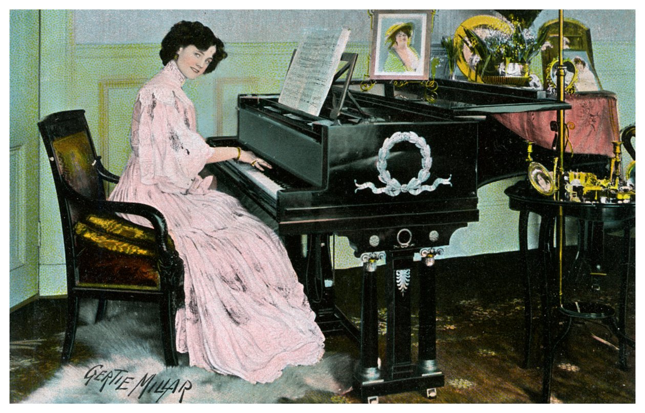 Gertie Millar, brytyjska aktorka i piosenkarka, grająca na pianinie, c1890-1909 autorstwa Unbekannt