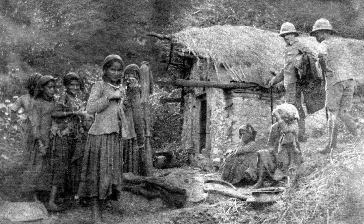 Dziewczyny i brytyjscy żołnierze, wzgórza Chakrata, Indie, 1917 autorstwa Unbekannt