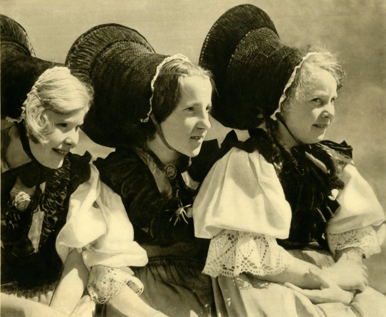 Dziewczyny w strojach ludowych, Vorarlberg, Austria, c1935. autorstwa Unbekannt
