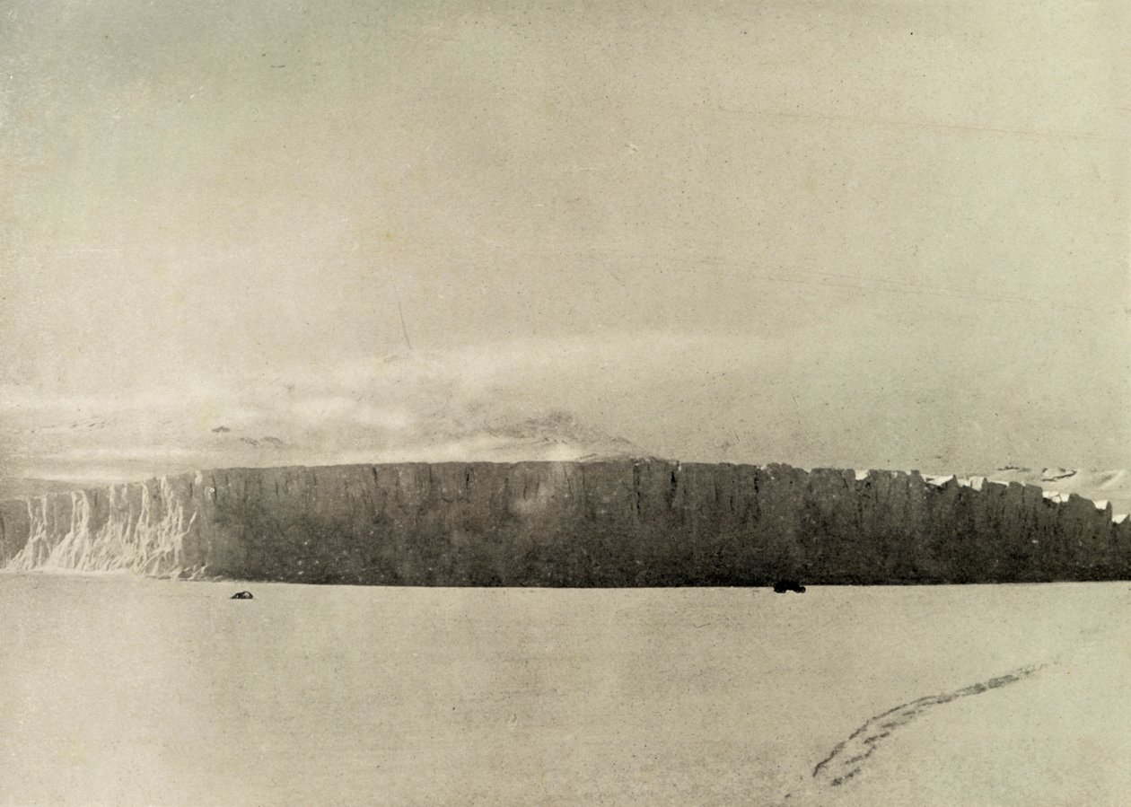 Lodowiec na południe od przylądka Barne, z silnikiem poruszającym się po lodzie morskim, c1908, 1909. autorstwa Unbekannt