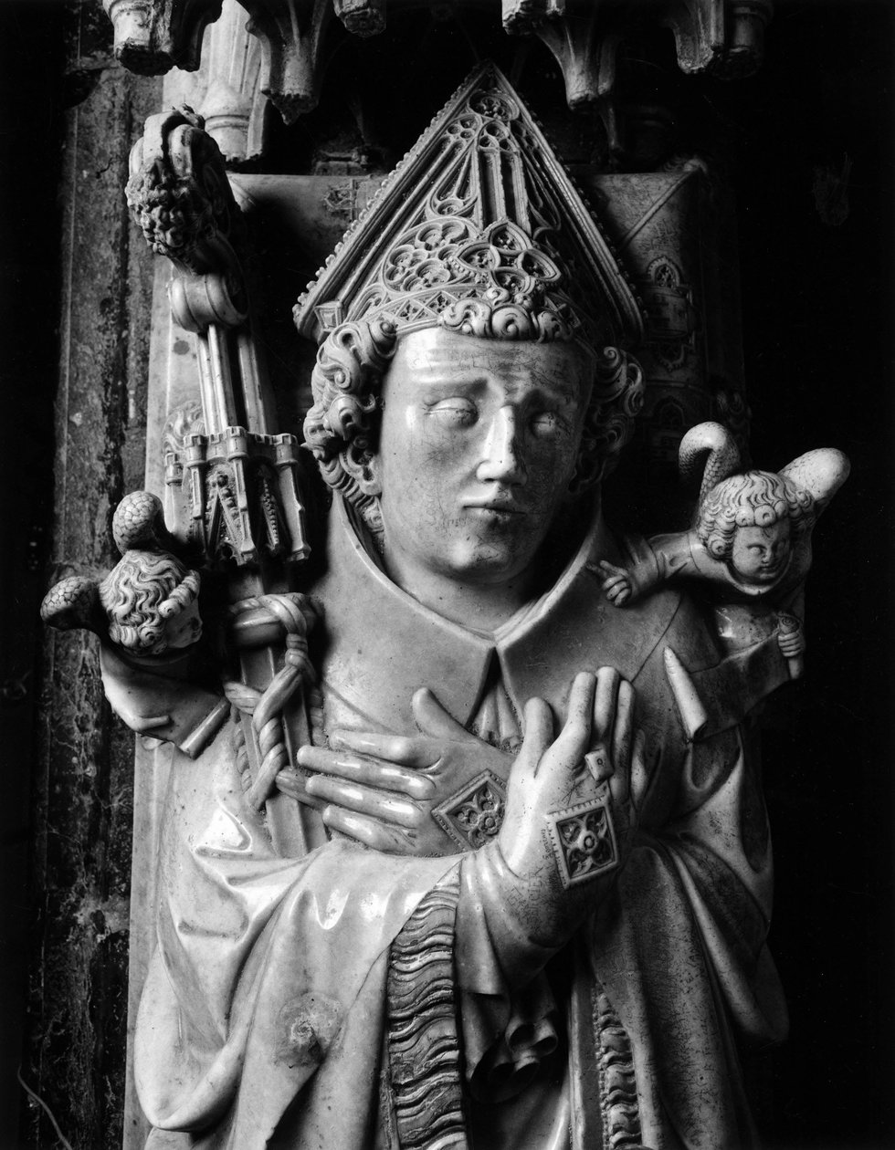 Sztuka gotycka: Eveque Hugues de Chatillon (zm. 1352), marmurowa rzeźba przypisywana Mistrzowi z Rieux (aktywna około 1330-1350), szczegół głowy i jego rąk. Katedra Notre Dame, Saint Bertrand de Comminges (Haute Garonne). autorstwa Unbekannt