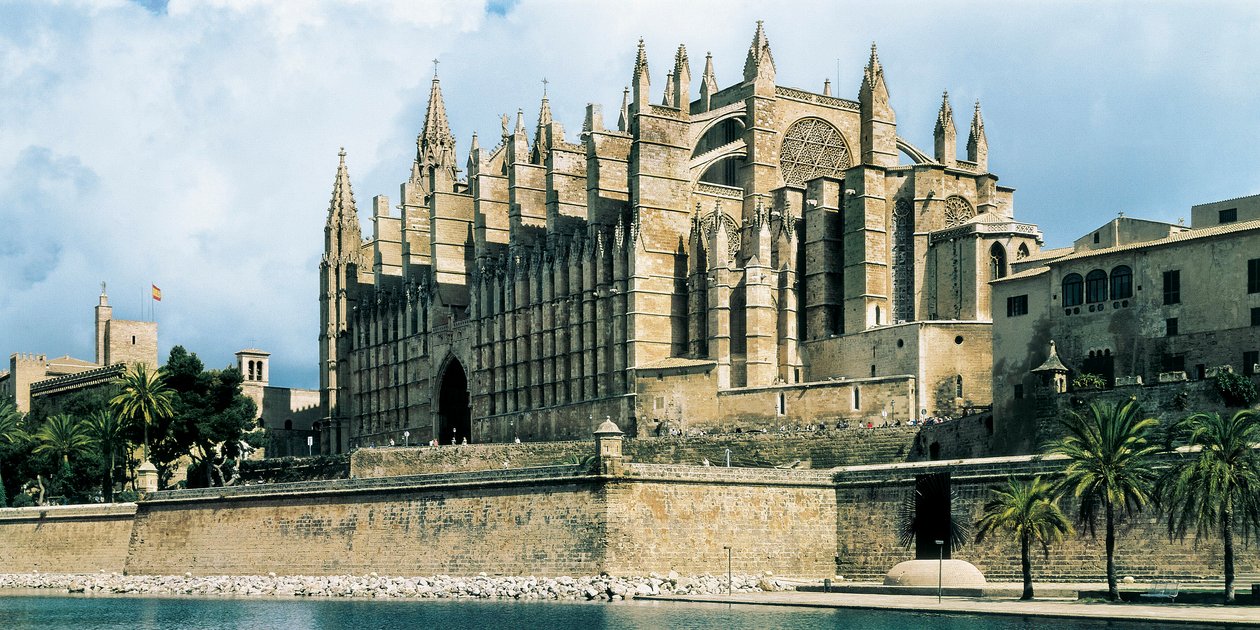 Sztuka gotycka: widok na katedrę św. Marii w Palma de Mallorca. 1260-1630, Palma de Mallorca (Mallorca), Hiszpania autorstwa Unbekannt