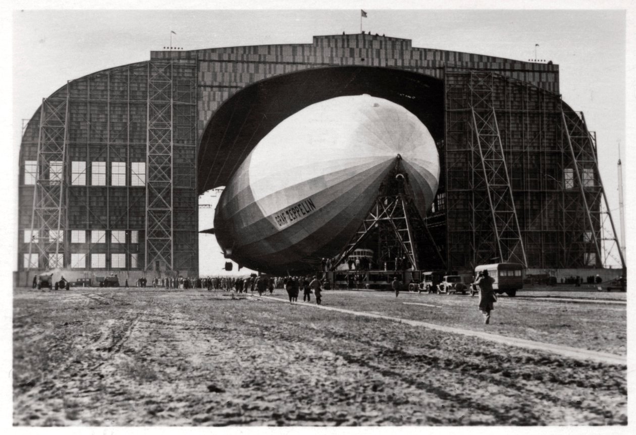 Graf Zeppelin przymocowany do ruchomego masztu kotwicznego, Lakehurst, New Jersey, USA, 1930, 1933 autorstwa Unbekannt