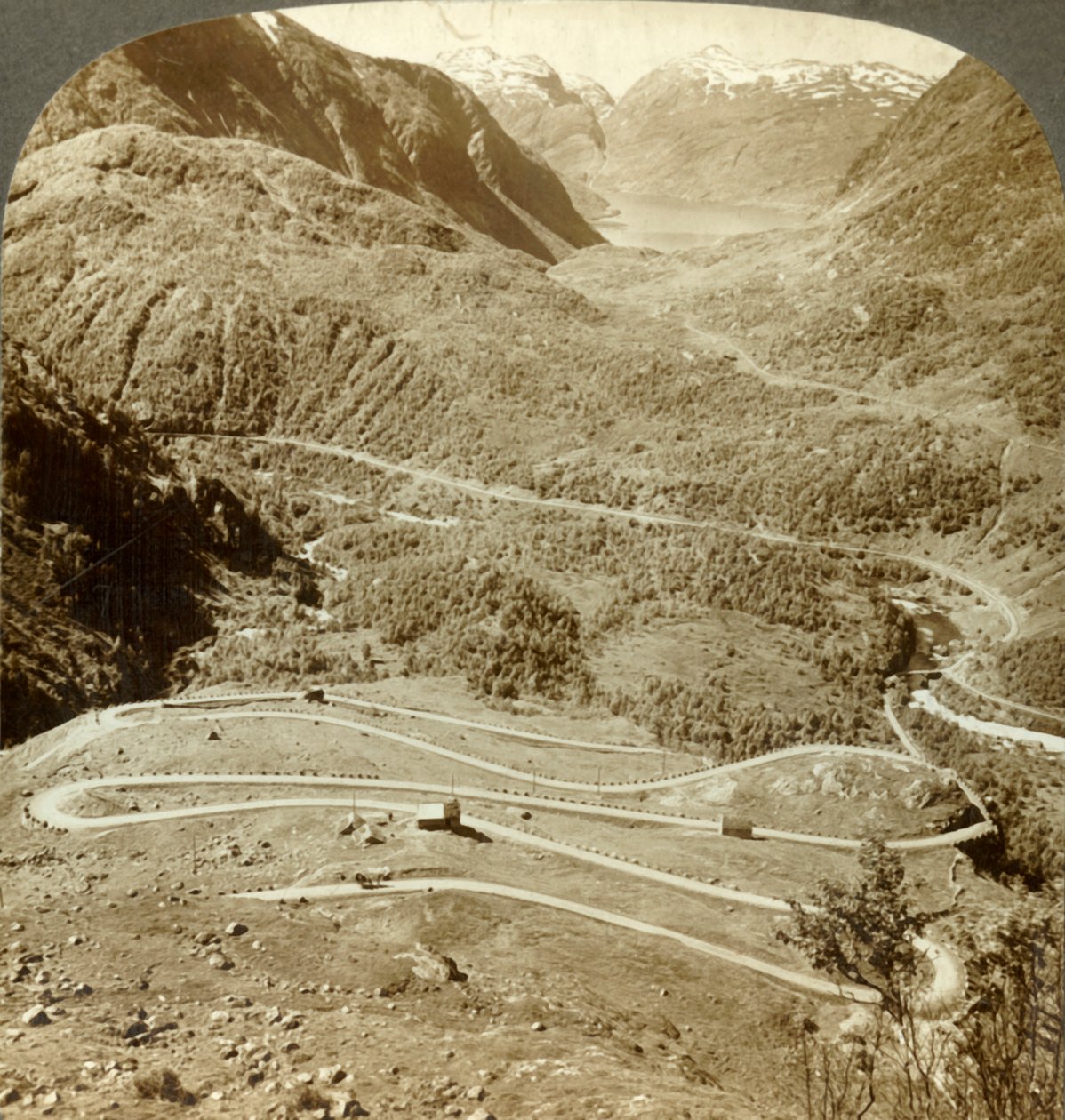 Wielkie zygzakowate pętle drogi schodzącej z przełęczy Dyreskard - na zachód do jeziora Roldal, Norwegia, ok. 1905. autorstwa Unbekannt