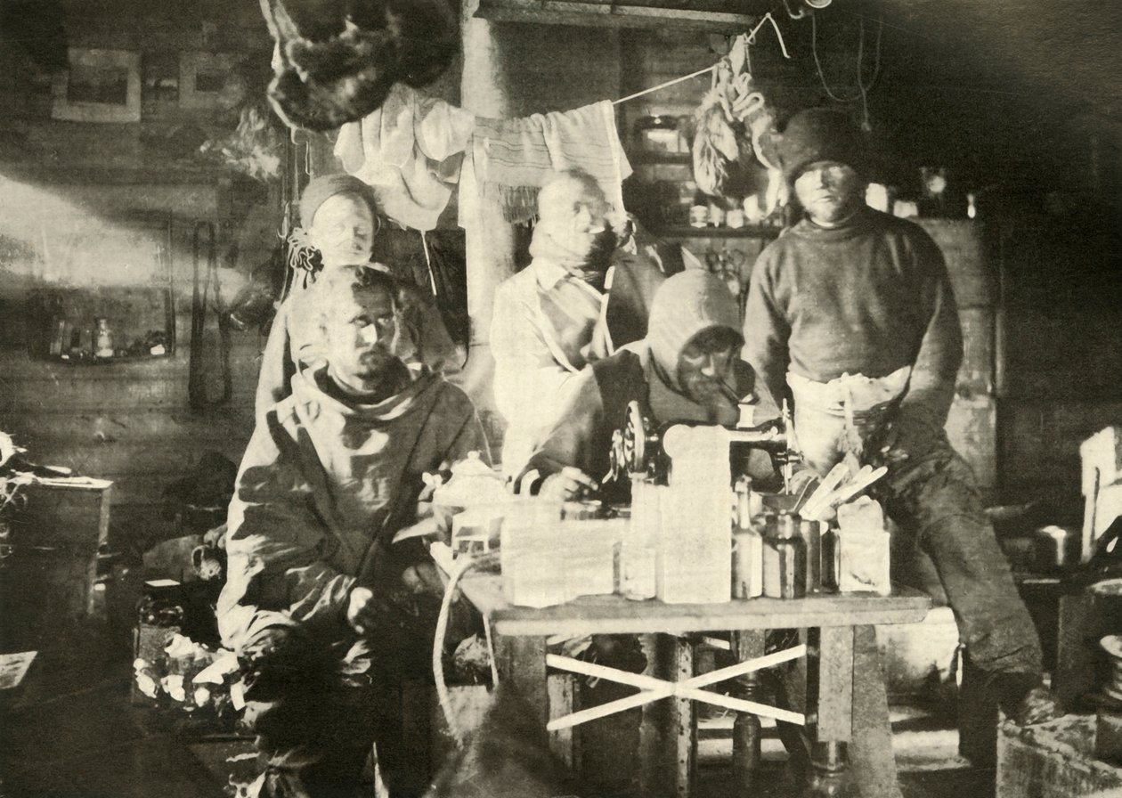 Grupa w chacie latem: Joyce przy maszynie do szycia, 1908, 1909. autorstwa Unbekannt