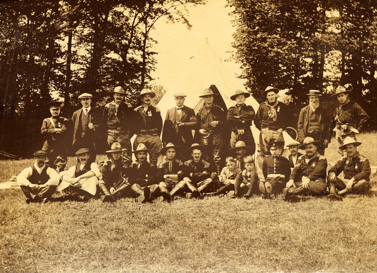Grupa mężczyzn w mundurach przed tipi, Buckinghamshire, 1913. autorstwa Unbekannt