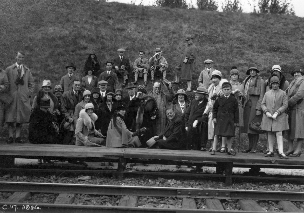Grupa turystów na peronie kolejowym, Abisko, północna Szwecja, 1929 autorstwa Unbekannt
