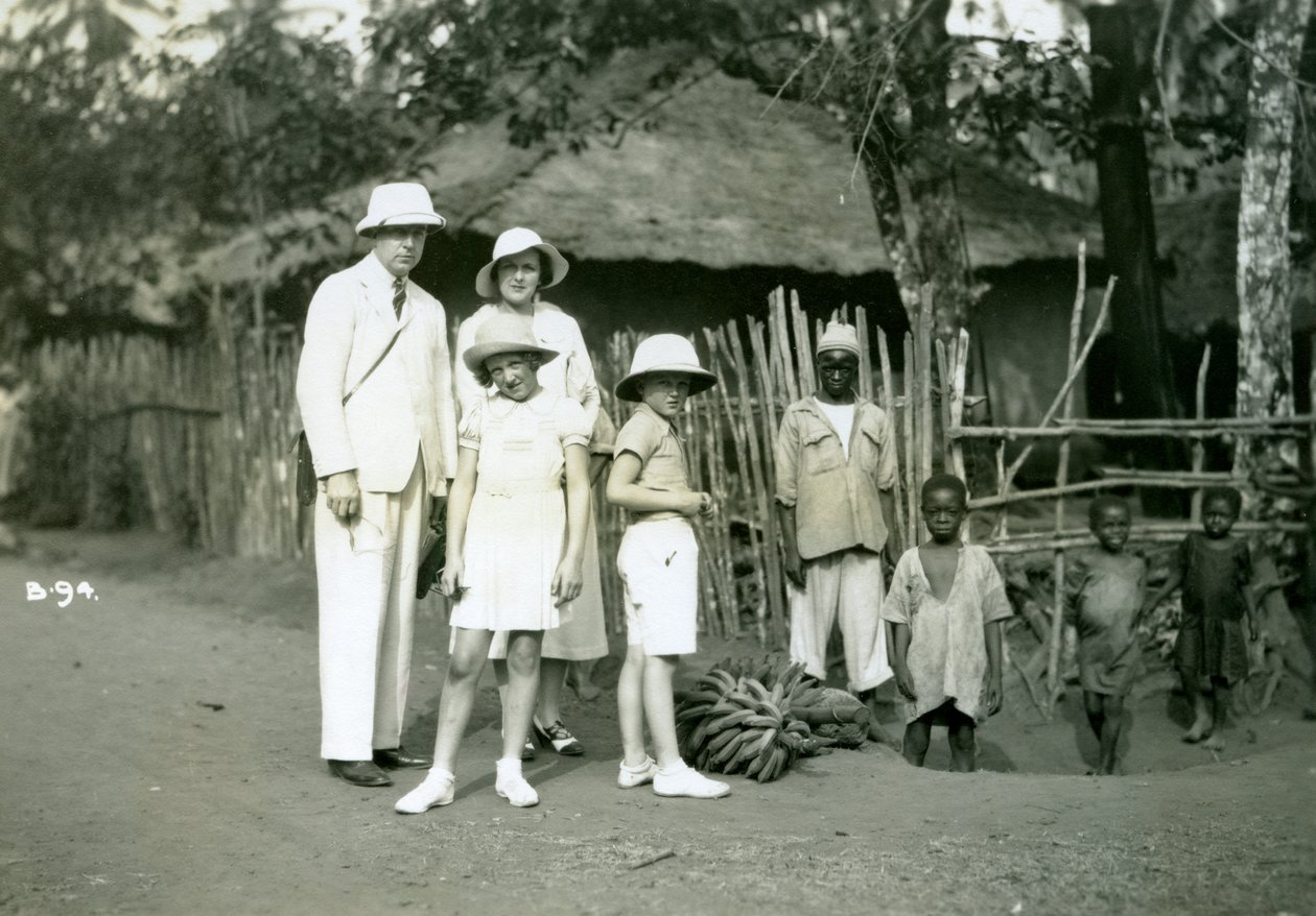 Grupowy portret Europejczyków i mieszkańców, Sierra Leone, XX wiek autorstwa Unbekannt