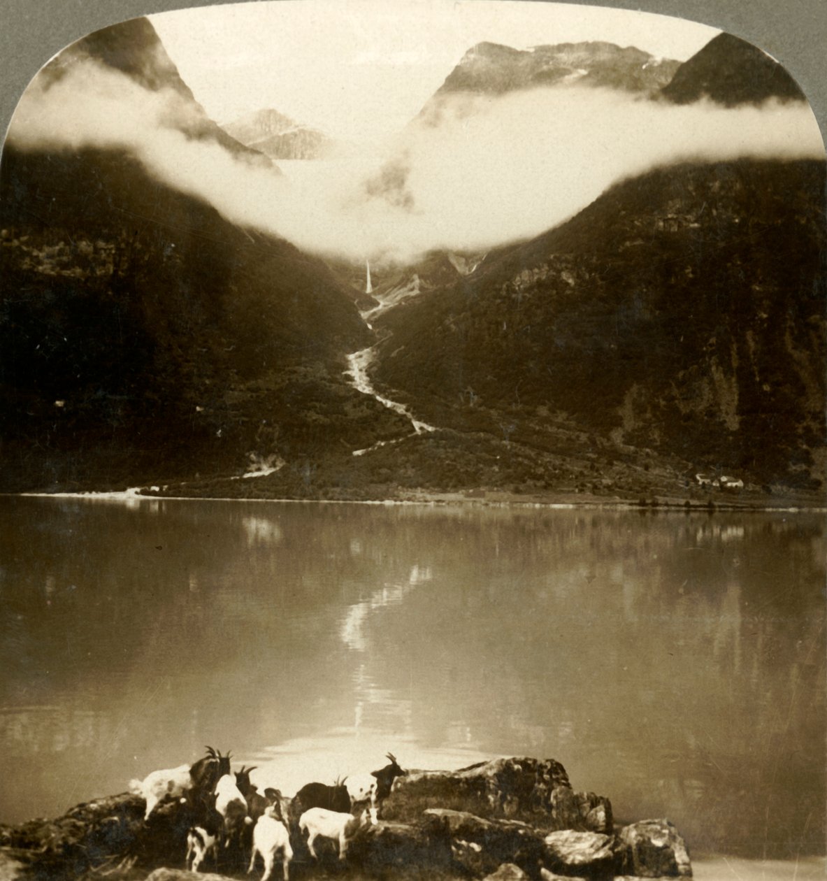 Lodowiec Grytereids lśniący nad dryfującymi chmurami, nad spokojnym jeziorem Olden, Norwegia, ok. 1905. autorstwa Unbekannt