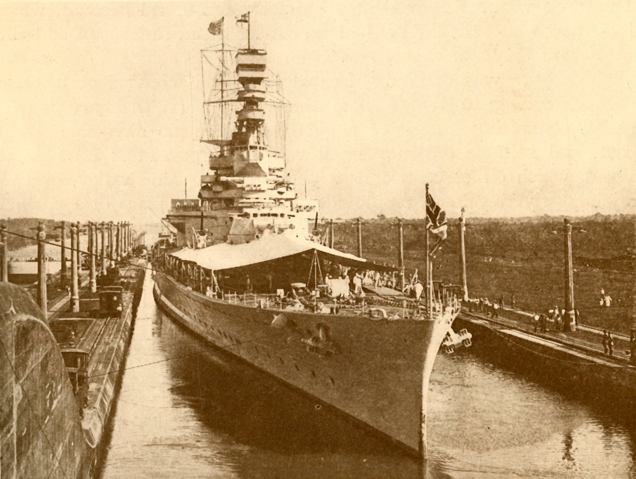 H.M.S. Rozgłos przechodzący przez Kanał Panamski z księciem i księżną Yorku na pokładzie, ok. 1930 r autorstwa Unbekannt