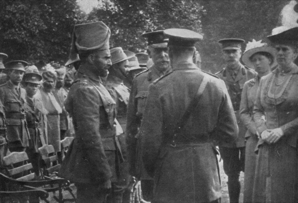 H.M. Król Jerzy V rozmawia z Sir Walterem Lawrence