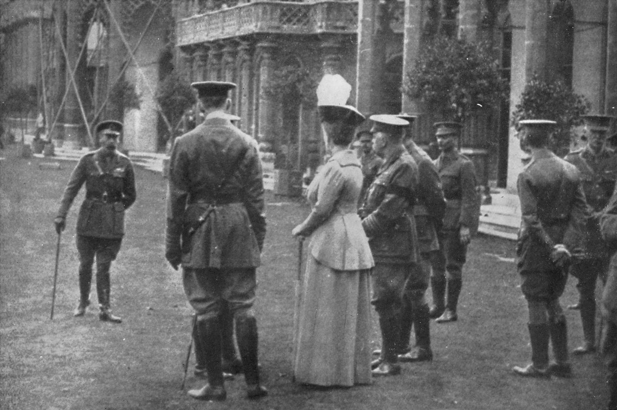 H.M. King George V i Queen Mary na wschodnich trawnikach, 25 sierpnia 1915, 1939 autorstwa Unbekannt