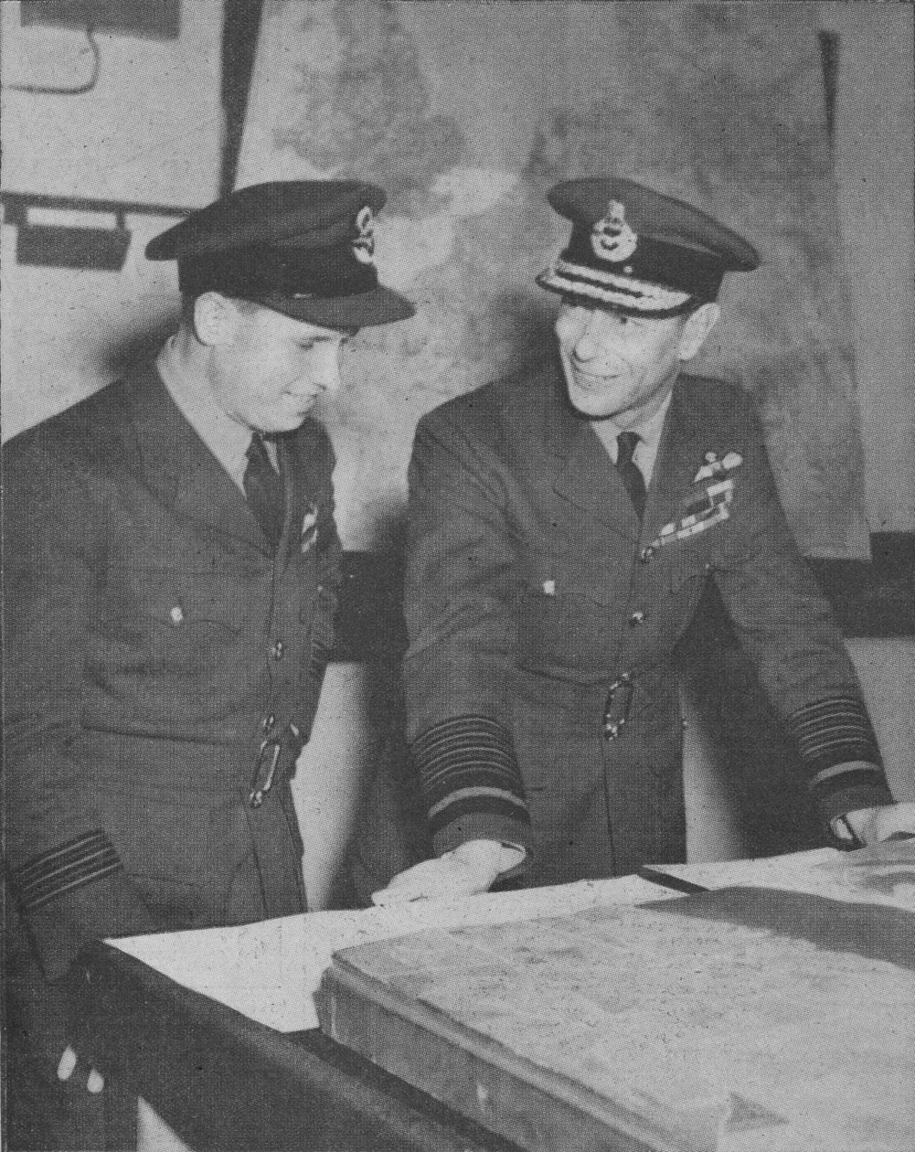 H.M. Król poznaje szczegóły R.A.F. nalot na zapory Ruhry 17 maja 1943, 1943-44 autorstwa Unbekannt