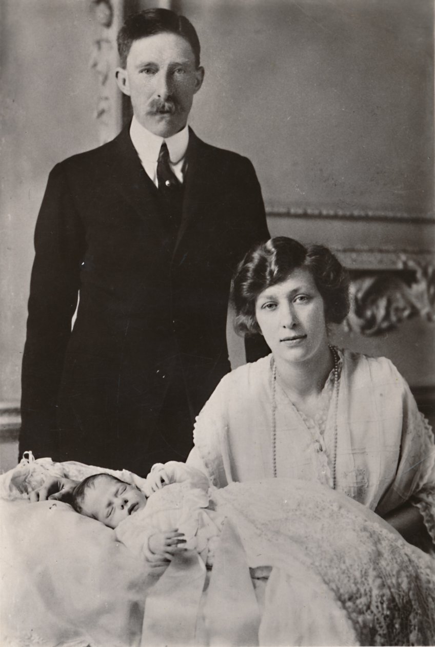 J.Ś. Księżniczka Mary i wicehrabia Lascelles z synem, George Henry Hubert Lascelles, 1923. autorstwa Unbekannt
