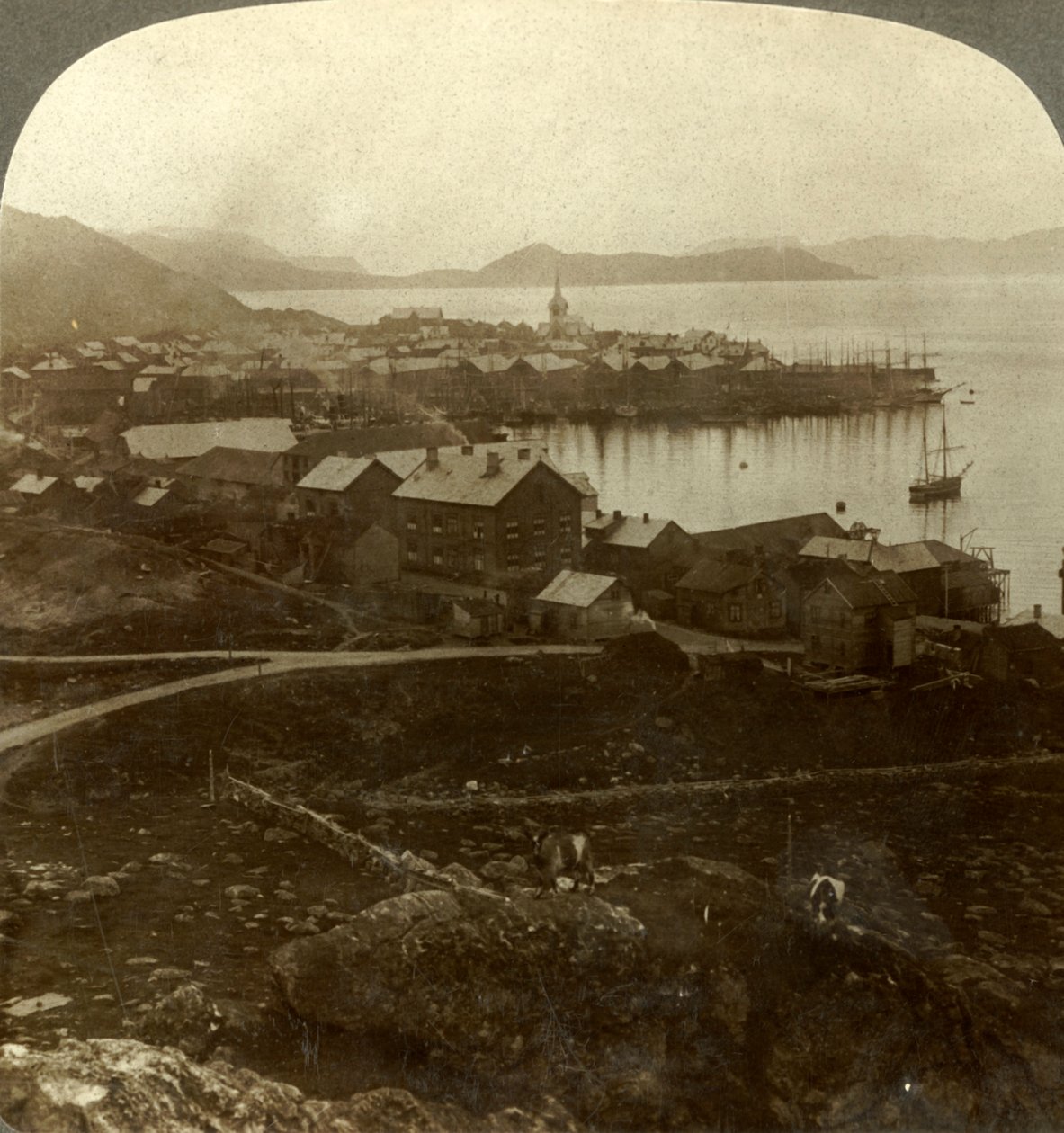 Święto Młotów. Najbardziej wysunięte na północ miasto świata - bez zachodu słońca od 13 maja do 29 lipca, Norwegia, c1905. autorstwa Unbekannt