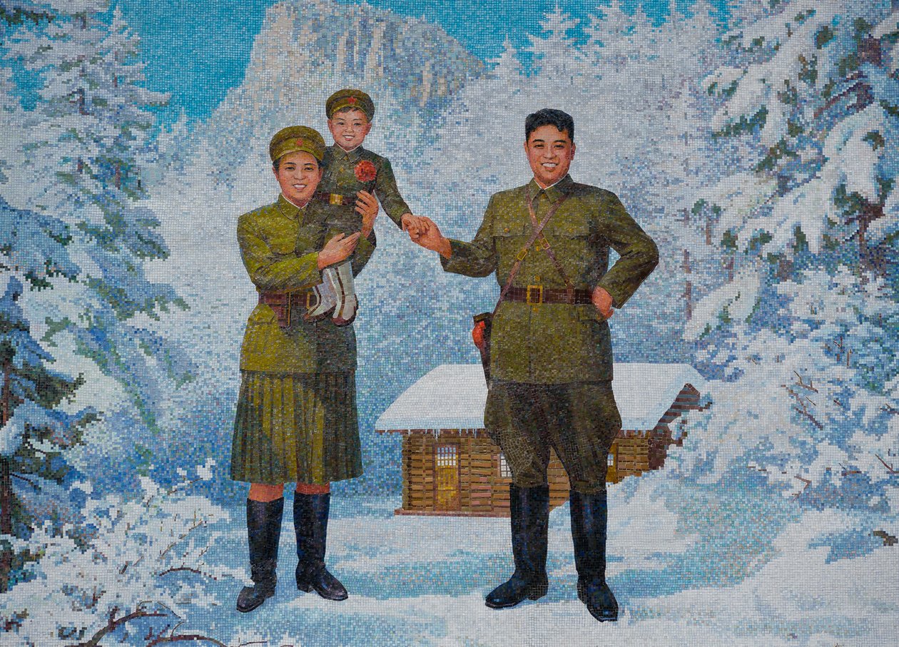 Szczęśliwa rodzina. Kim Il-sung i jego żona Kim Jong-suk z synem Kim Jong-Ilem, lata 60. autorstwa Unbekannt