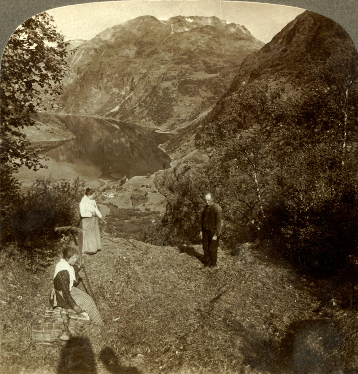 Sianie na szelfie górskim wysoko nad wioską Marok i lustrzanym fiordem Geirangerfjord, Norwegia, c1905 autorstwa Unbekannt