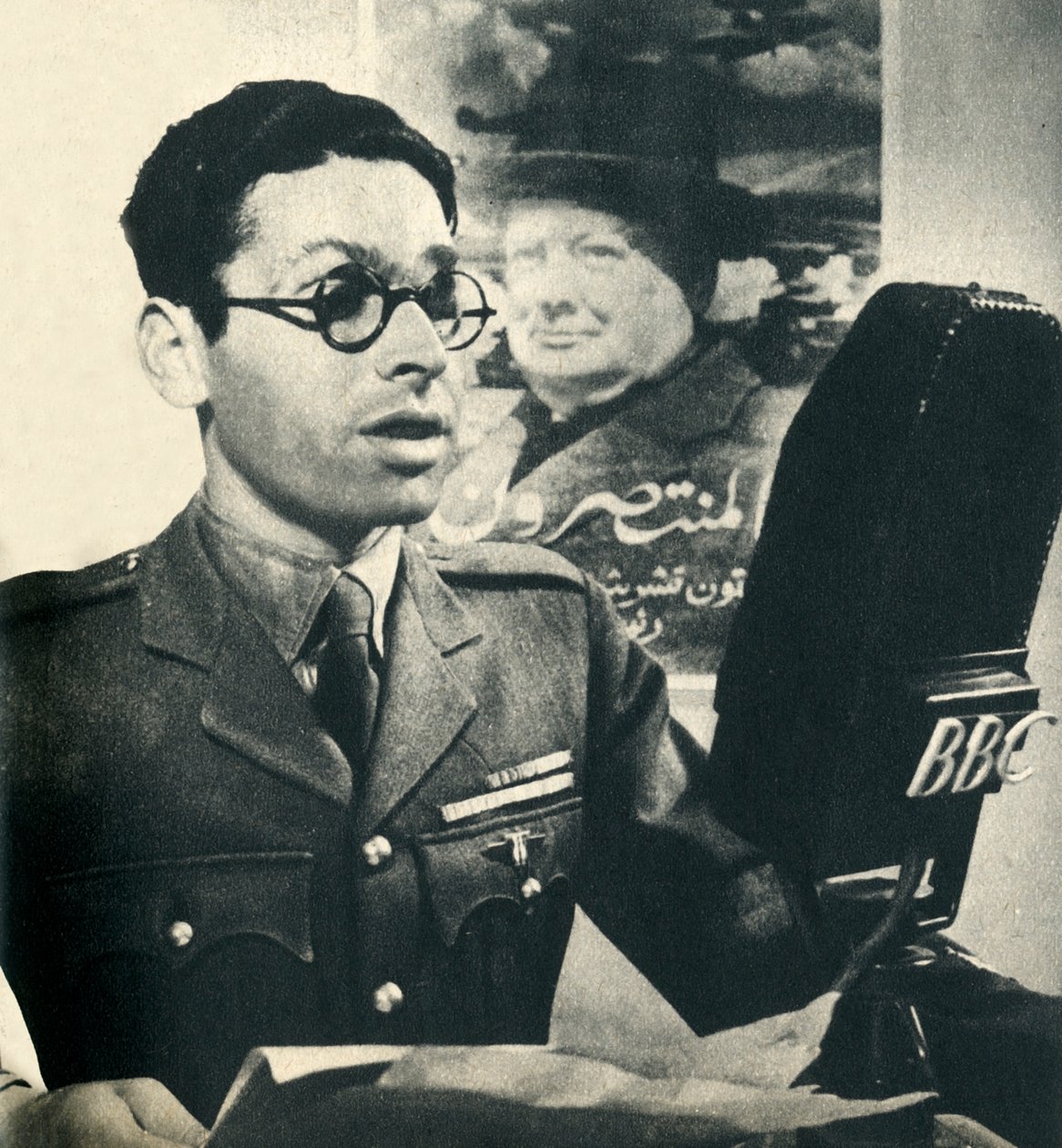 Czyta wiadomości w marokańskim arabskim. Członek walczącej armii francuskiej, 1942 r. autorstwa Unbekannt