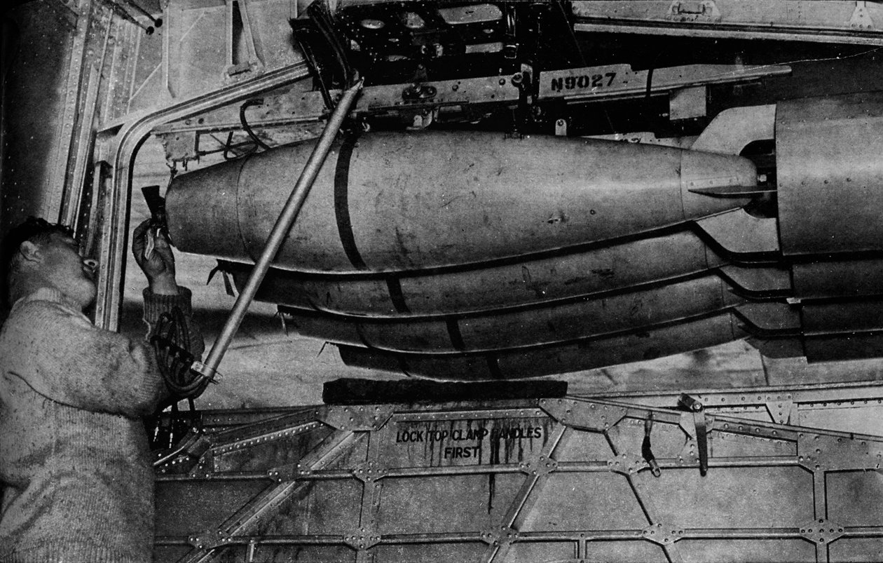 Ciężkie bomby w stojakach łodzi latającej RAF Short Sunderland, c1940 1943 autorstwa Unbekannt